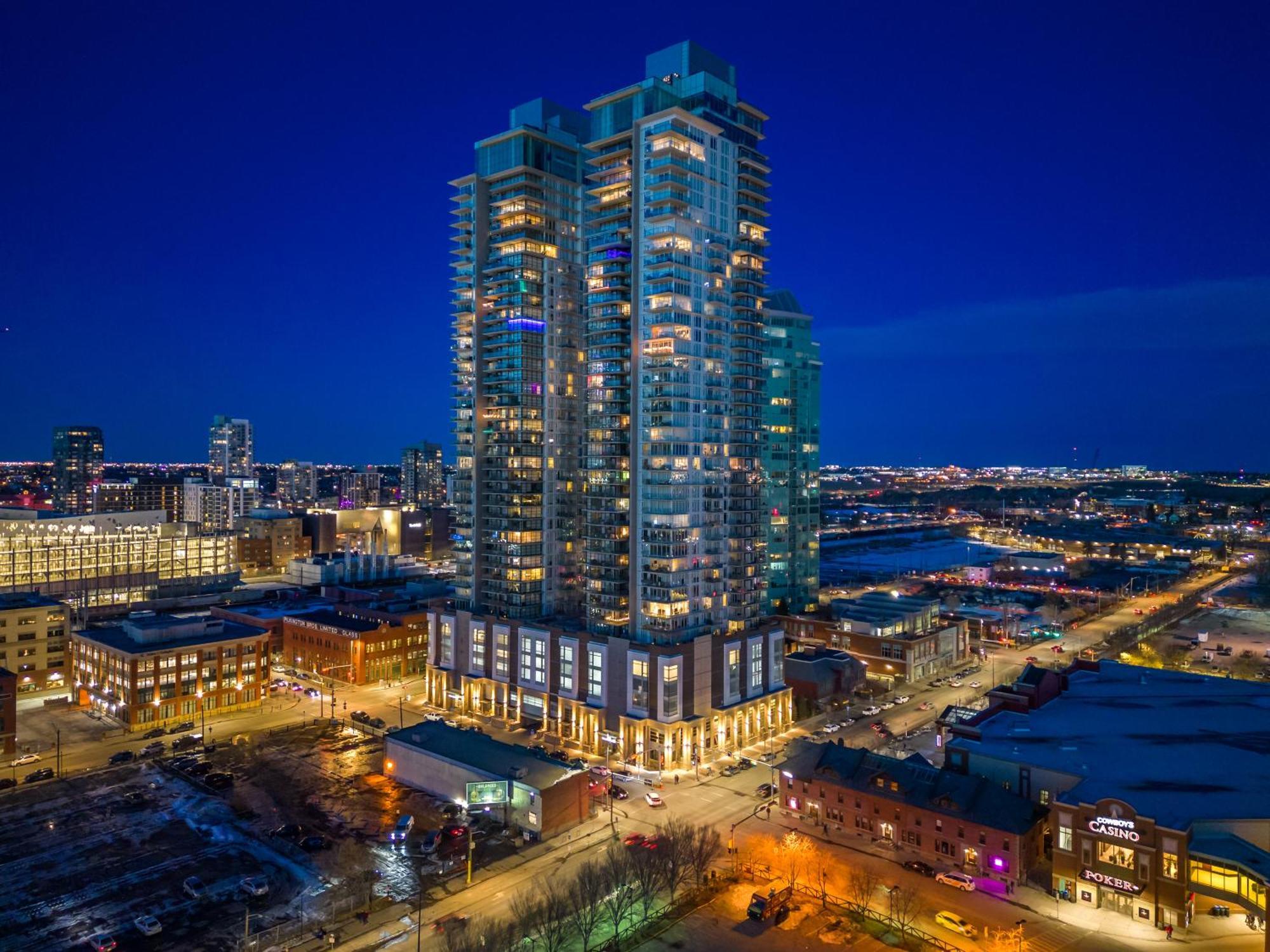 Unbeatable Downtown Experience- Walk To Bars, Casino, Stampede & Saddledome Plus Bonus Banff Pass, Parking & Wine! Calgary Exterior photo