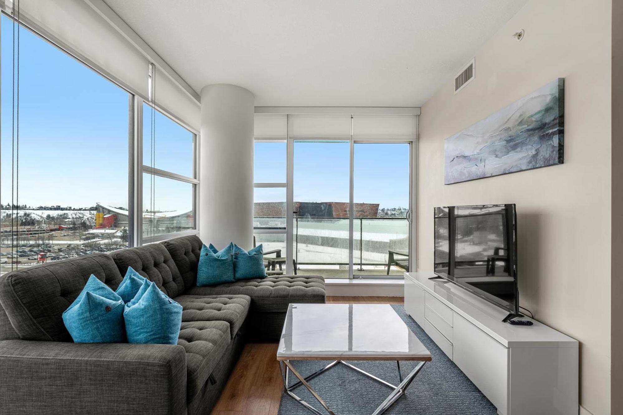 Unbeatable Downtown Experience- Walk To Bars, Casino, Stampede & Saddledome Plus Bonus Banff Pass, Parking & Wine! Calgary Exterior photo